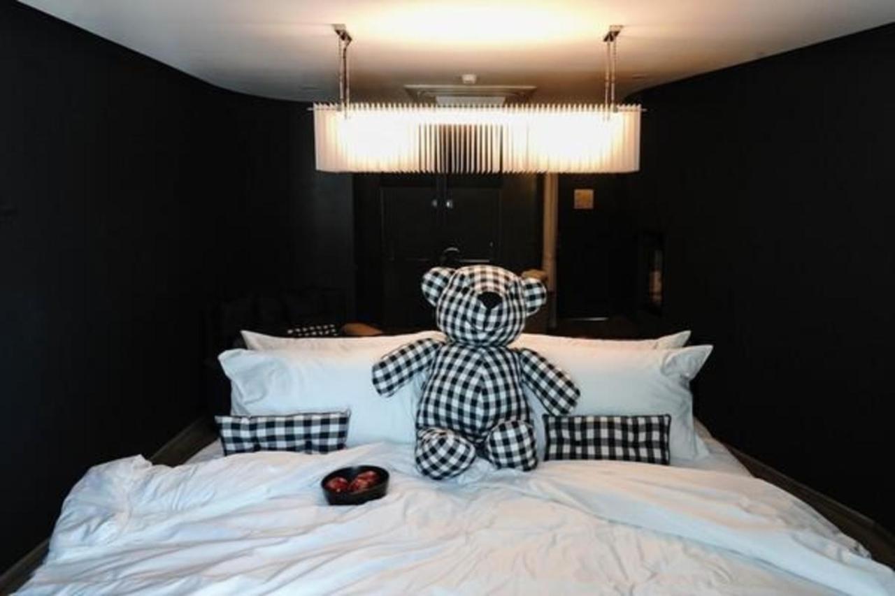 Foto Hotel Phuket Beachfront Exterior photo The Bear Suite