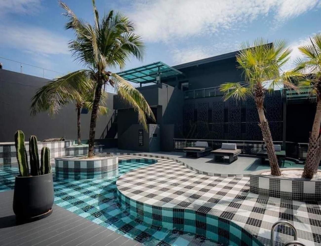 Foto Hotel Phuket Beachfront Exterior photo The pool at the hotel